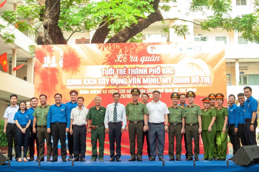 Công an TP HCM cùng Thành đoàn, Hội sinh viên Việt Nam và một số trường đại học vừa tổ chức lễ ra quân “Tuổi trẻ Thành phố Bác xung kích xây dựng văn minh, mỹ quan đô thị” (CACC).