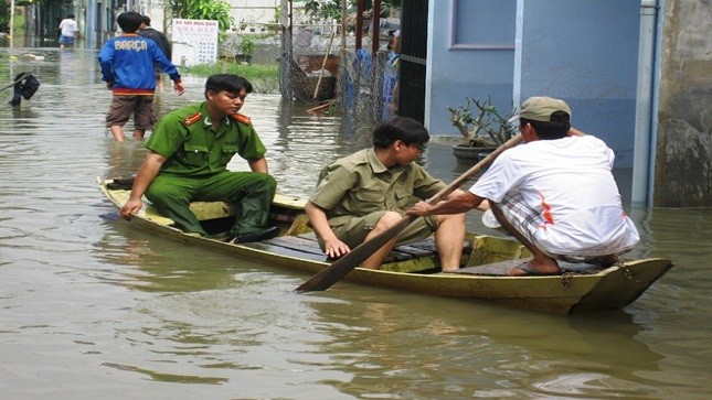 Chèo thuyền giữa phố Sài Gòn