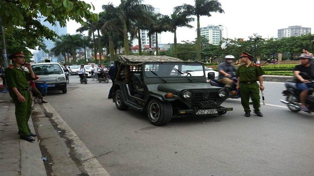 Ô tô rụng bánh khi lưu thông, người đi đường hoảng hồn