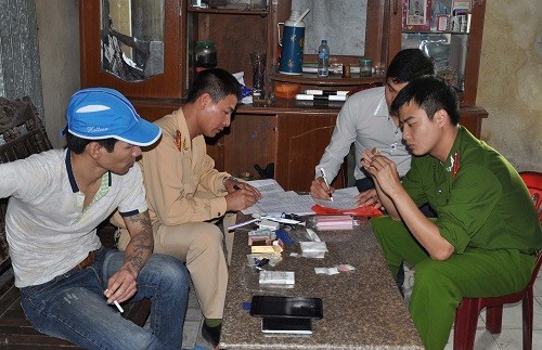 Cơ quan chức năng đang lập biên bản xử lý vụ việc