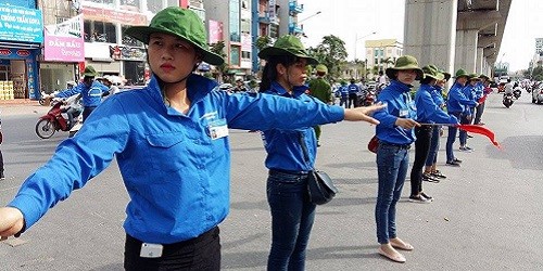 SVTN "đội nắng" cùng lực lượng chức năng phân luồng giao thông.