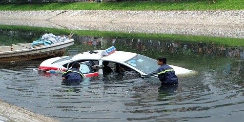 Hà Nội: taxi bất ngờ “bay” xuống sông Tô Lịch