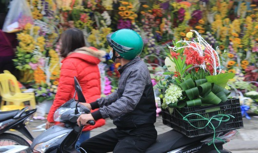 Thị trường hoa tươi sôi động trong ngày Quốc tế phụ nữ