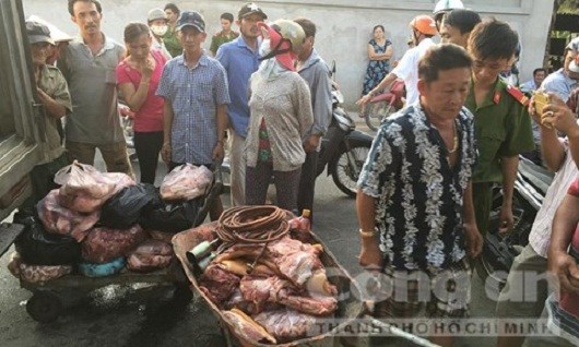 Công an bắt quả tăng hơn 500kg thịt heo nái giả đang trên đường đi tiêu thụ - Ảnh: Lê Huân