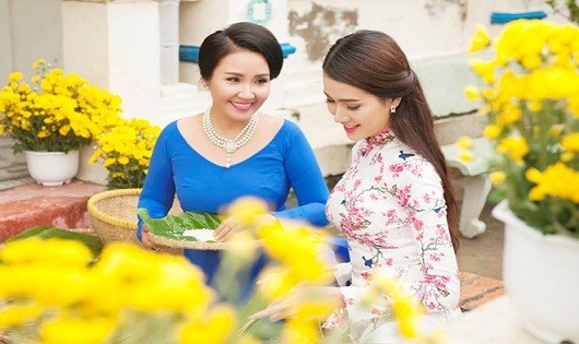 Phan Thị Mơ và Ngân Quỳnh diện áo dài nền nã đón xuân