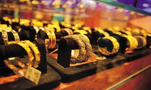 Tiếp tục lao dốc, giá vàng thế giới xuống dưới mức 1.300 USD/ounce