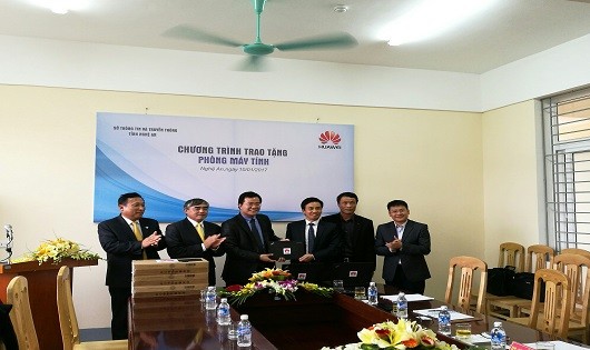 Trao tặng máy tính cho tỉnh  Nghệ An