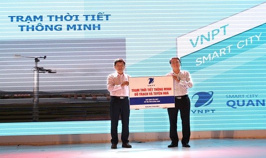 Chủ tịch HĐTV VNPT Trần Mạnh Hùng trao tượng trưng 02 trạm thời tiết thông minh cho ông Nguyễn Hữu Hoài - Chủ tịch UBND tỉnh Quảng Bình  
