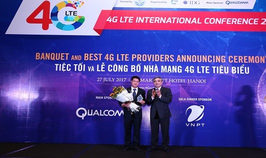 Lãnh đạo VinaPhone nhận danh hiệu "Nhà mạng 4G có chất lượng Chăm sóc khách hàng tiêu biểu" do thứ trưởng Bộ TT-TT Nguyễn Minh Hồng trao tặng.