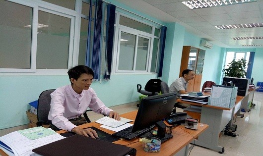 Cán bộ phòng Cấp sổ, thẻ BHXH tỉnh Cao Bằng tiến hành rà soát, thẩm định sổ BHXH của NLĐ.