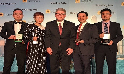 Đại diện VinaPhone cùng ngài Micheal Gallagher - Nhà sáng lập giải thưởng Stevie Awards