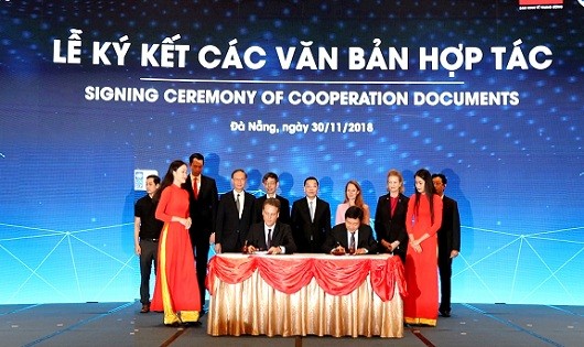 Ông Huỳnh Quang Liêm - Phó Tổng Giám đốc Tập đoàn VNPT  và ông Pontus Appelqvist - Phó Tổng Giám đốc khu vực Châu Á, công ty EON Reality - ký kết biên bản ghi nhớ hợp tác. 