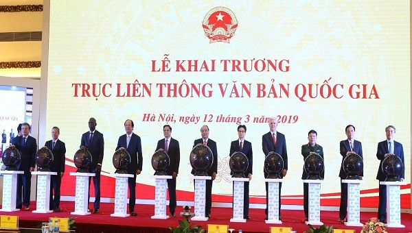 Thủ tướng Chính phủ và các đại biểu khai trương Trục liên thông văn bản quốc gia.