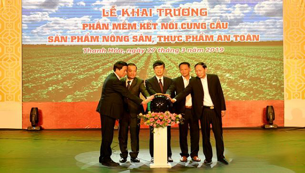 Đại diện lãnh đạo UBND tỉnh Thanh Hóa, Cục An toàn Thực phẩm và Tập đoàn VNPT nhấn nút khai trương Phần mềm kết nối cung cầu sản phẩm nông sản, thực phẩm an toàn tỉnh Thanh Hóa.