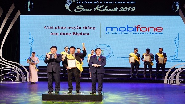 Đại diện MobiFone nhận giải Sao Khuê.