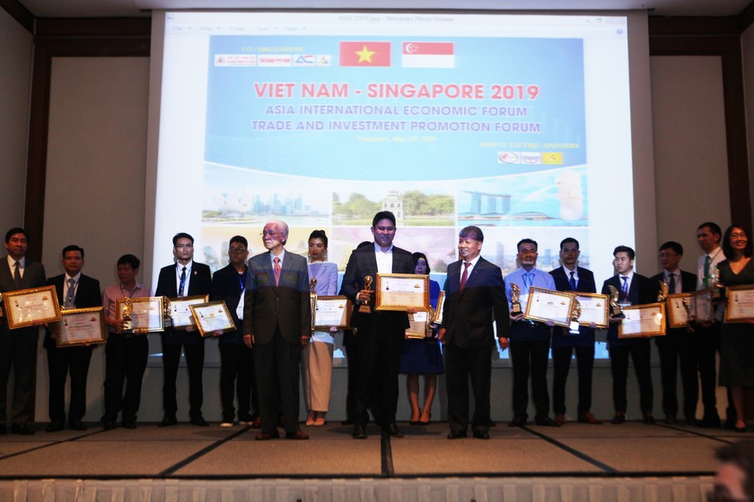 Đại diện Tập đoàn Tân Á Đại Thành nhận giải Top 10 Doanh nghiệp tiêu biểu Asia 2019