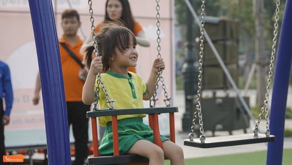 Trẻ em háo hức ở sân chơi mới.