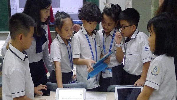 Học sinh hào hứng thảo luận bài học trong tiết học thông minh với ứng dụng SmartEdu.