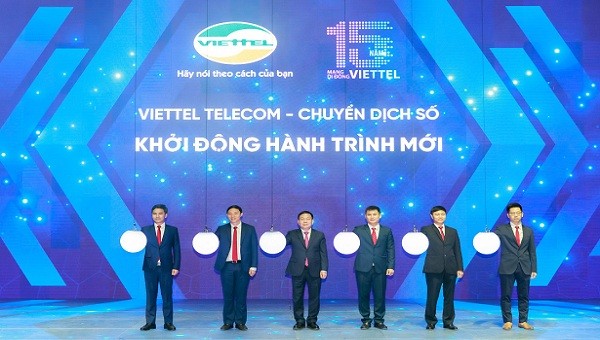 Các đại biểu đánh dấu khoảnh khắc khởi động hành trình mới của Mạng di động Viettel.