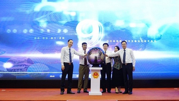 Lãnh đạo UBND tỉnh Hòa Bình và Tập đoàn VNPT ấn nút  khai trương Cổng Du lịch thông minh tỉnh Hòa Bình.