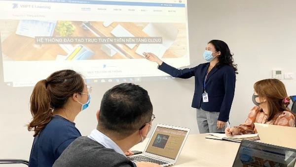 Chuyên gia VNPT giới thiệu giải pháp VNPT E-Learning cho giáo viên.