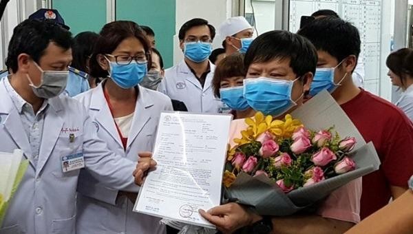 Chiều 12/2, bệnh nhân người Trung Quốc Li Ding (SN 1954) đã xuất viện sau khi được Bệnh viện Chợ Rẫy tiếp  nhận và điều trị từ đêm 28 Tết. Ông Li Ding và con trai Li Zhichao (SN 1992) là hai bệnh nhân nhiễm Covid-19 đầu tiên tại Việt Nam.