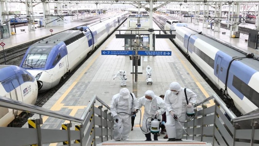 Công nhân phun thuốc khử trùng tại ga Seoul. Ảnh: EPA