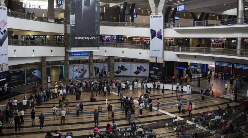 Bệnh nhân Nam Phi đã qua sân bay Tambo ở Johannesburg, Nam Phi. Ảnh: Bloomberg.