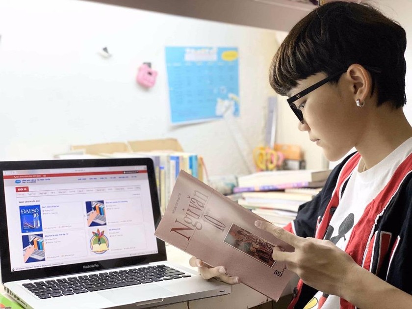 Học sinh học tại nhà qua ứng dụng VNPT E-Learning.