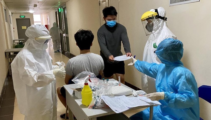 Các bác sỹ đang lấy mẫu bệnh phẩm trong khu cách ly.
