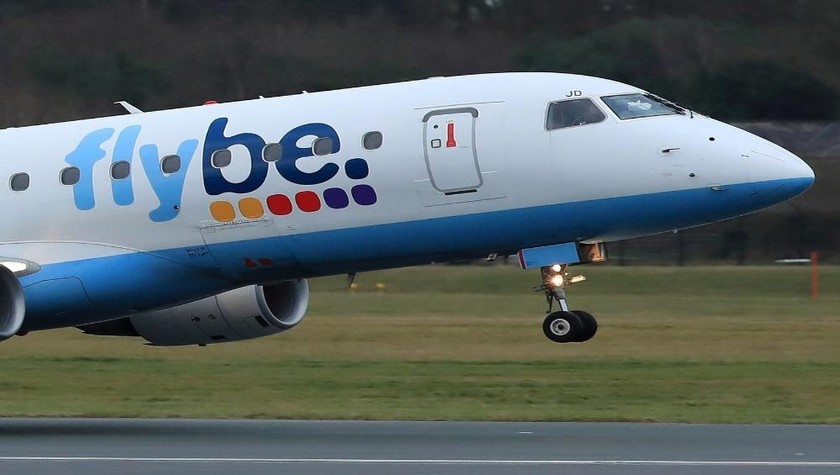 Một chiếc máy bay Flybe cất cánh từ sân bay Manchester ở Manchester. Ảnh: Reuters