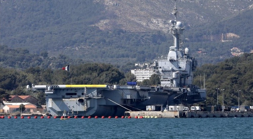 Tàu sân bay Charles de Gaulle của Pháp tại căn cứ Hải quân ở Toulon, Pháp, ngày 16/4/2020. Ảnh: REUTERS.