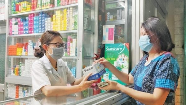 Khách mua thuốc ho, sốt, nhà thuốc thực hiện khai báo thông tin như một điểm kiểm dịch