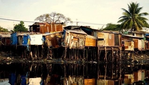 Hình ảnh minh họa: Khu nhà Bạch Đằng nằm trên mặt nước bên bờ sông Hàn thuộc diện vắng chủ, thành phố Đà Nẵng tiếp quản sau năm 1975.