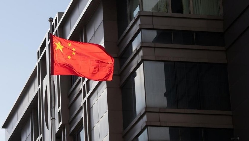 Cờ Trung Quốc trước tổng lãnh sự quán Trung Quốc tại Houston, bang Texas (Mỹ). Ảnh: Reuters, chụp ngày 22/7/2020.