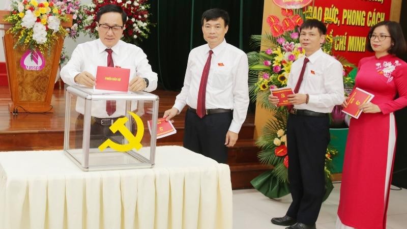 Các đại biểu bỏ phiếu bầu Ban Chấp hành Đảng bộ NHCSXH TW nhiệm kỳ 2020 - 2025.