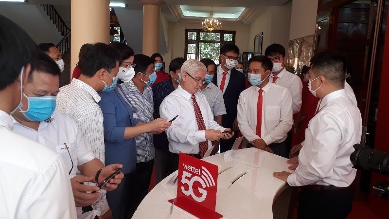 Các đại biểu tham gia trải nghiệm 5G tại sự kiện.