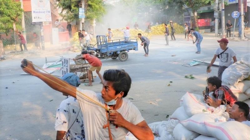 Người biểu tình trên đường phố Yangon, Myanmar. Ảnh: Reuters.