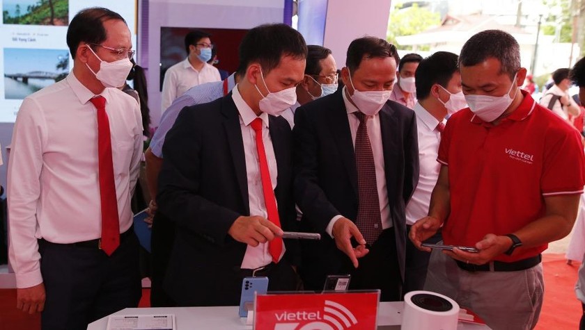 Các vị khách mời tham quan khu trưng bày Giải pháp Chuyển đổi số của Viettel.