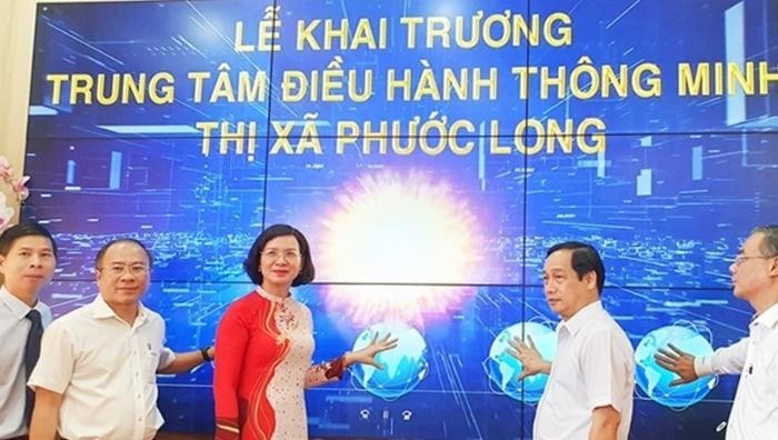 Các đại biểu thực hiện nghi thức khai trương Trung tâm Điều hành thông minh thị xã Phước Long (Bình Phước).