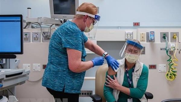 Tiêm vaccine phòng COVID-19 cho nhân viên y tế tại bệnh viện ở San Diego, California, Mỹ ngày 15/12/2020. (Ảnh: AFP/TTXVN)