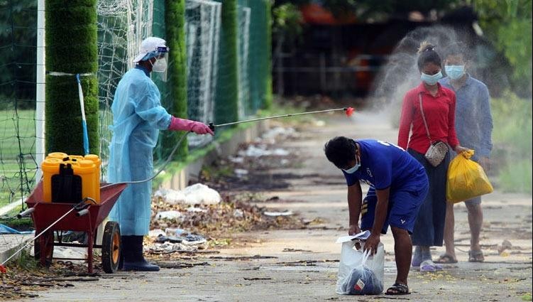 Khử khuẩn ở một vùng ngoại ô Phnom Pênh, Campuchia.