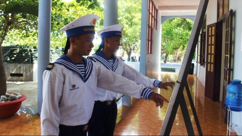 Các chiến sĩ tìm hiểu thông tin bầu cử.