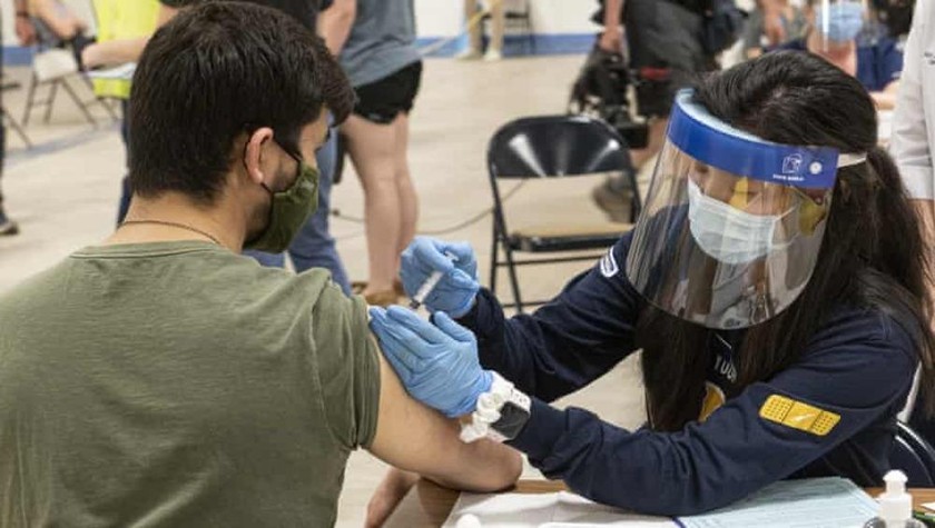 Tiêm vaccine ngừa COVID-19 ở Kent, Ohio. Ảnh: Phil Long/AP