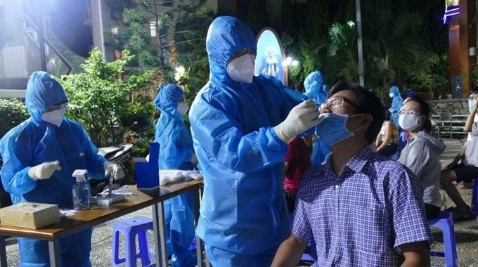 Láy mẫu xét nghiệm COVID-19 ở quận Gò Vấp, TP. HCM.