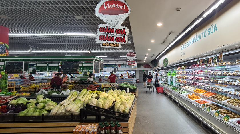 Nhân viên hệ thống siêu thị Vinmart mỗi ngày tiếp xúc hàng triệu lượt khách. Ảnh: Minh Hữu