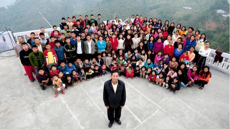 Ông Ziona Chana cùng vợ, con và các cháu. Ảnh: India Today.