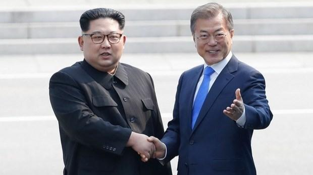 Tổng thống Hàn Quốc Moon Jae-in (phải) và Nhà lãnh đạo Triều Tiên Kim Jong-un bắt tay hữu nghị tại làng đình chiến Panmunjom. (Nguồn: EPA-EFE/TTXVN)