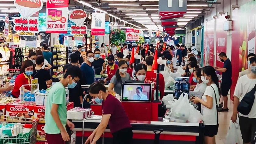 Người dân Hà Nội đi mua sắm tại Vinmart tối 18/7