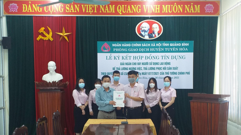 NHCSXH huyện Tuyên Hóa (Quảng Bình) và Công ty TNHH tư vấn và xây dựng Quang Trương ký hợp đồng tín dụng.